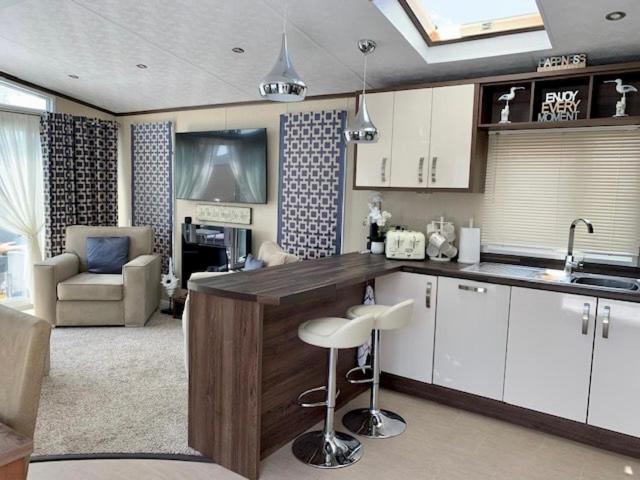Poole Harbour View Lodge At Rockley Park Экстерьер фото